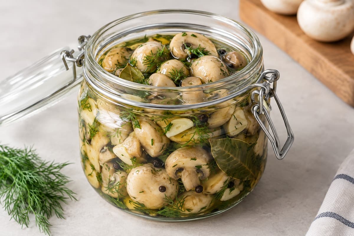 Маринованные шампиньоны с чесноком и укропом